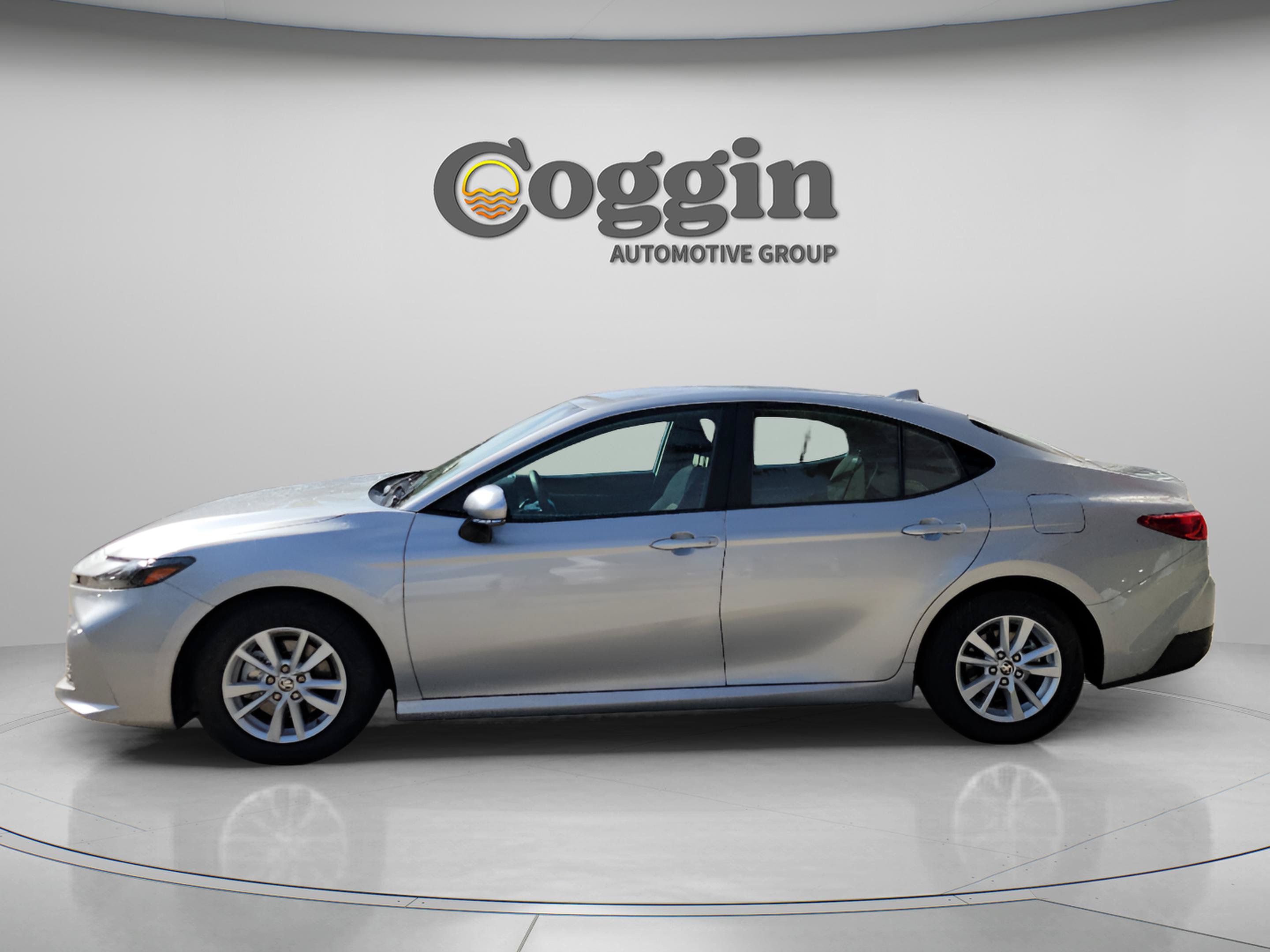 Used 2025 Toyota Camry LE FWD image 2