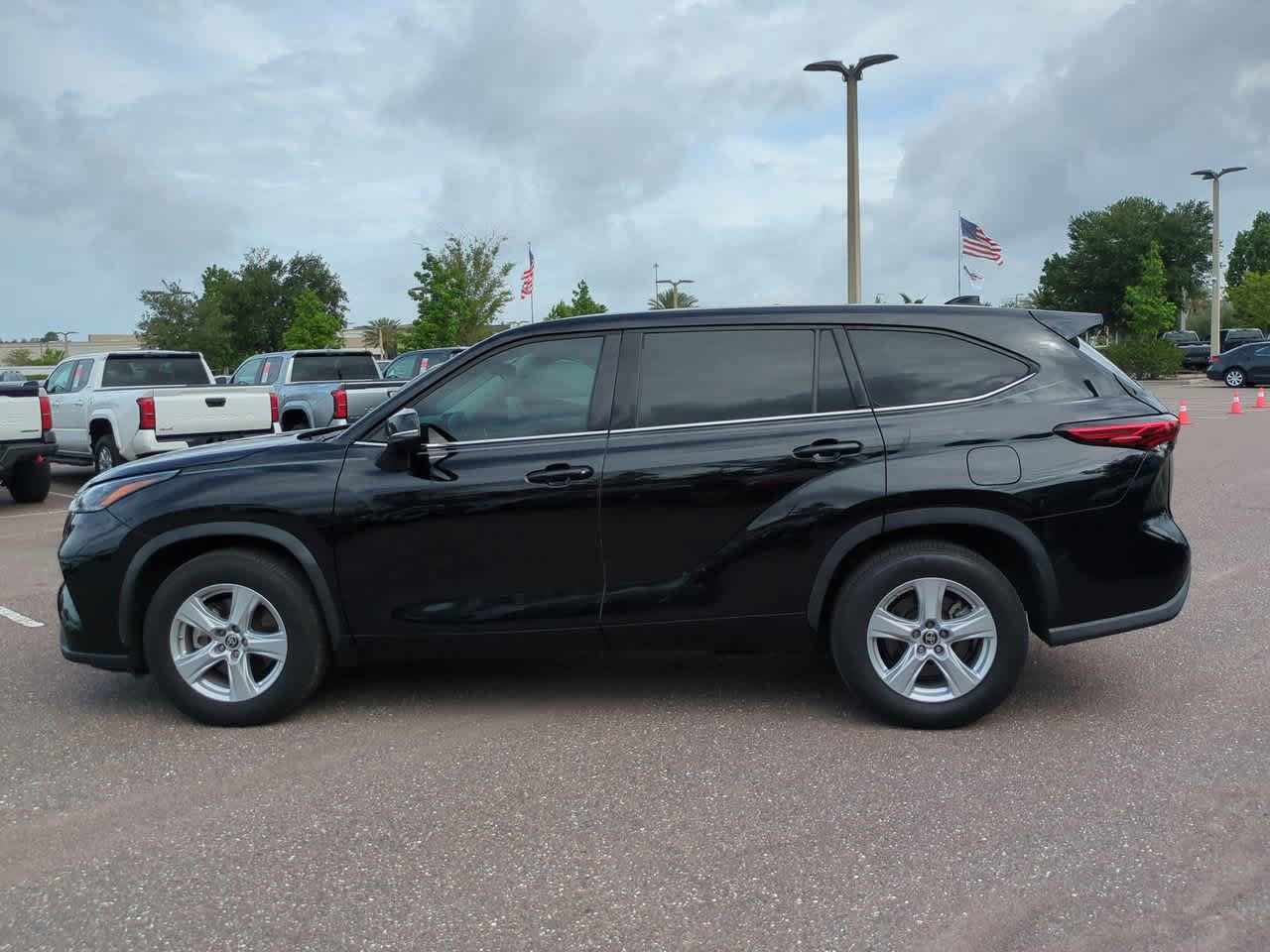Certified 2021 Toyota Highlander L FWD image 3
