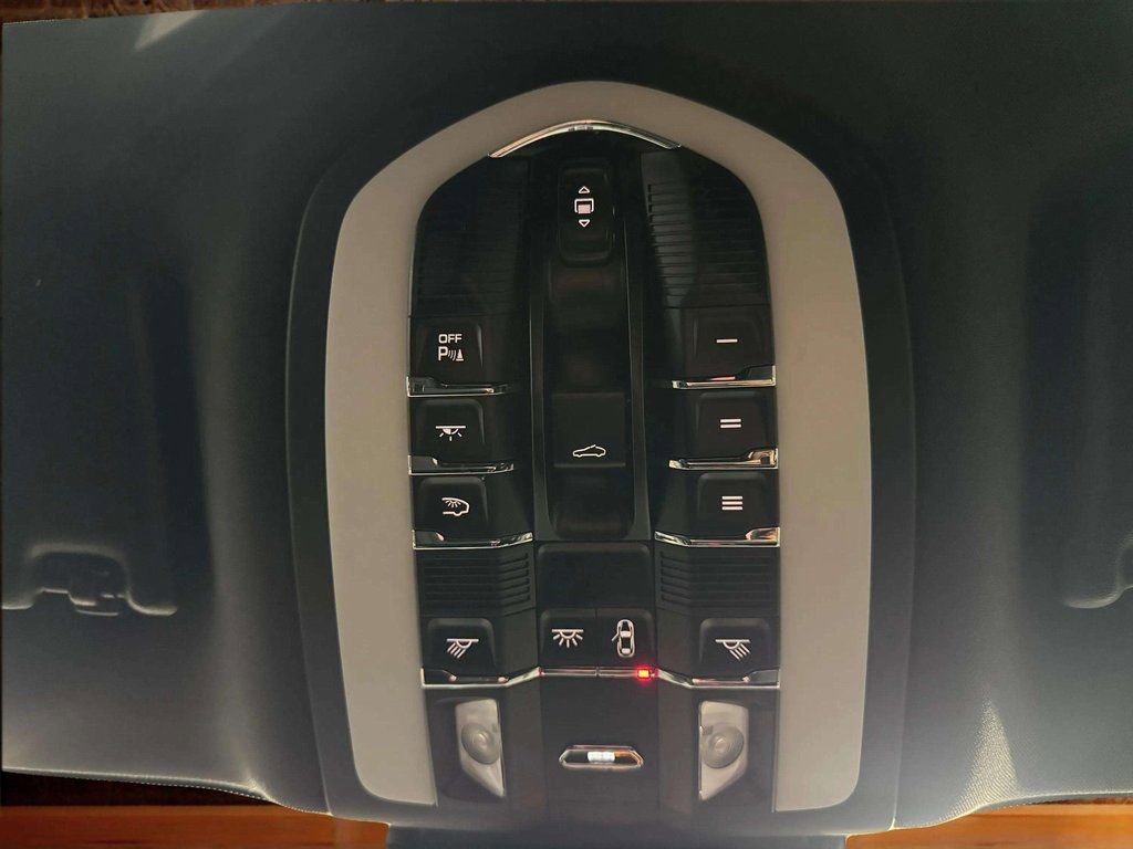 Used 2024 Porsche Macan image 13