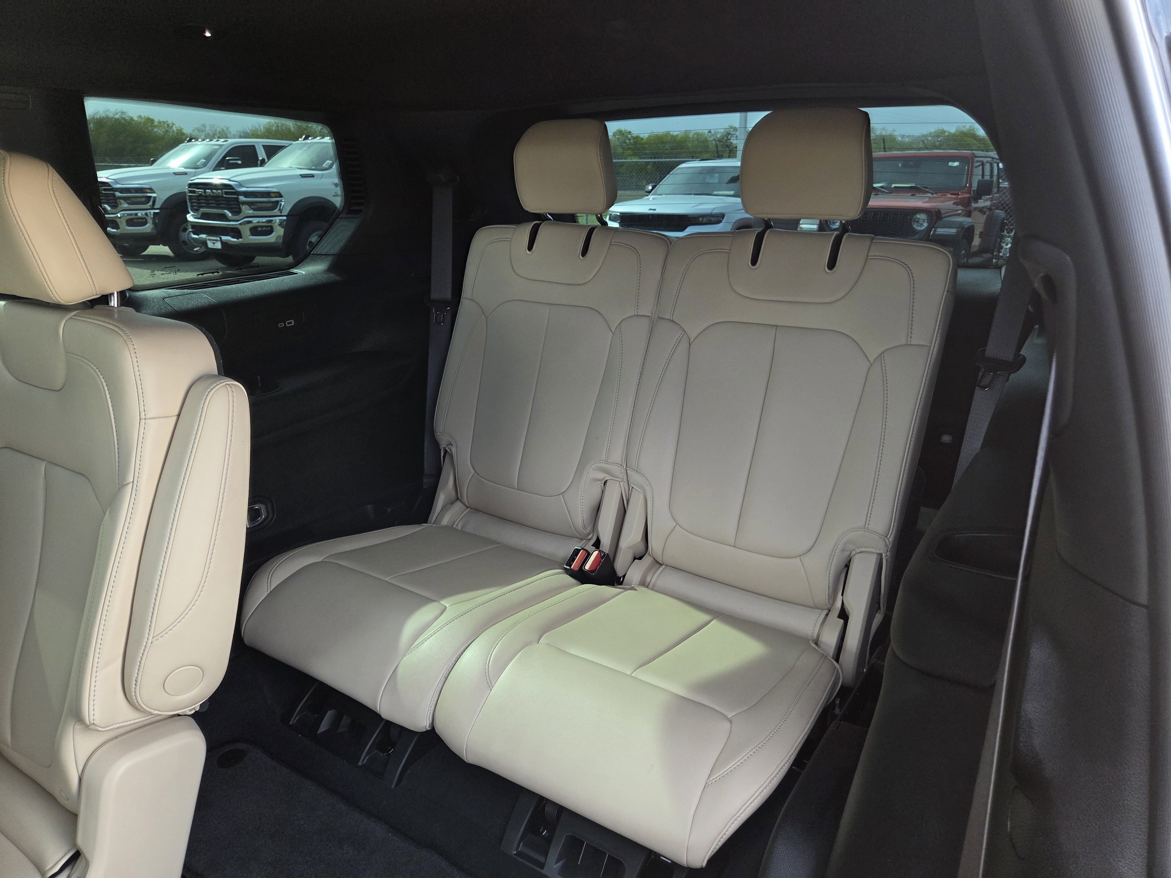 Used 2024 Jeep Grand Cherokee L Limited w/ Black Appearance Package image 22