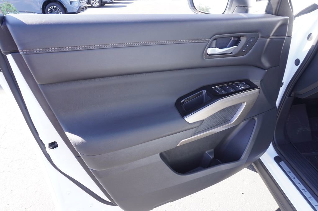 Certified 2025 Nissan Pathfinder Platinum AWD/4WD image 15