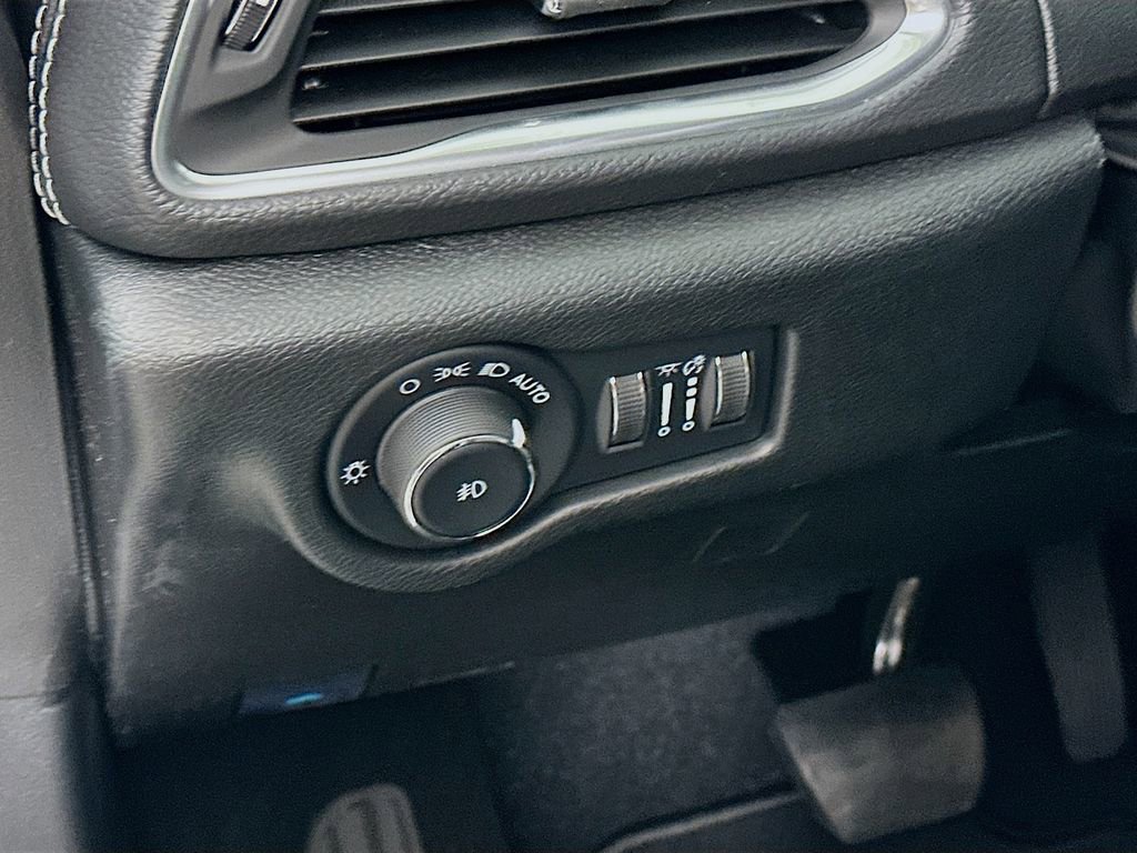 New 2026 Chrysler Pacifica Limited w/ Uconnect Theater Family Group image 13