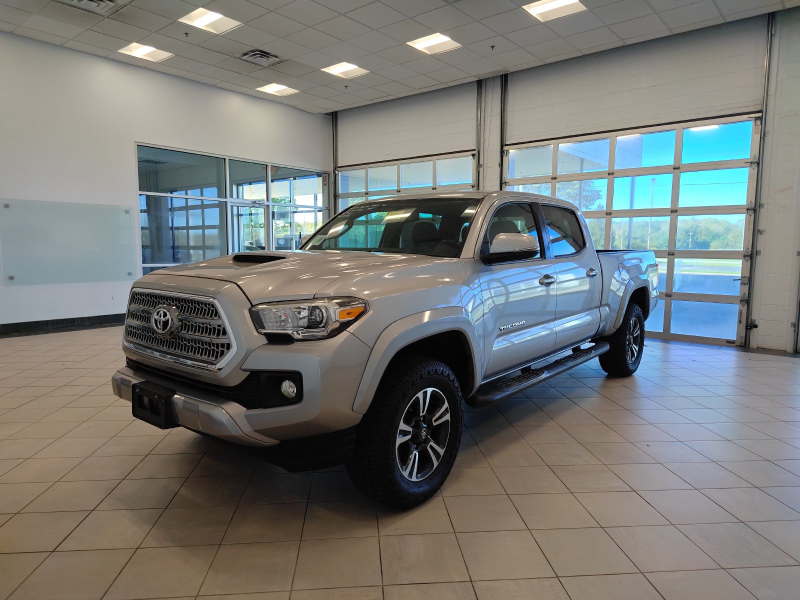 Used 2017 Toyota Tacoma TRD Sport w/ Exterior Package AWD/4WD image 7