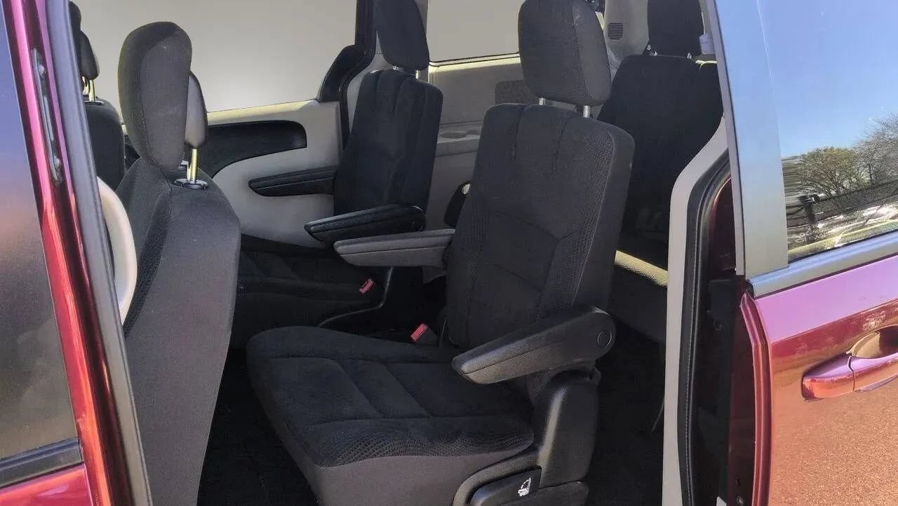 Used 2018 Dodge Grand Caravan SE FWD image 20
