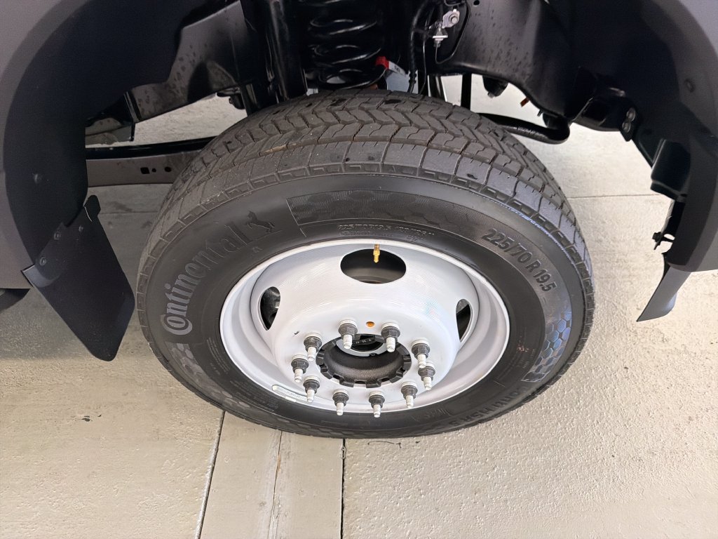 New 2027 Ford F550 4x4 Crew Cab image 5