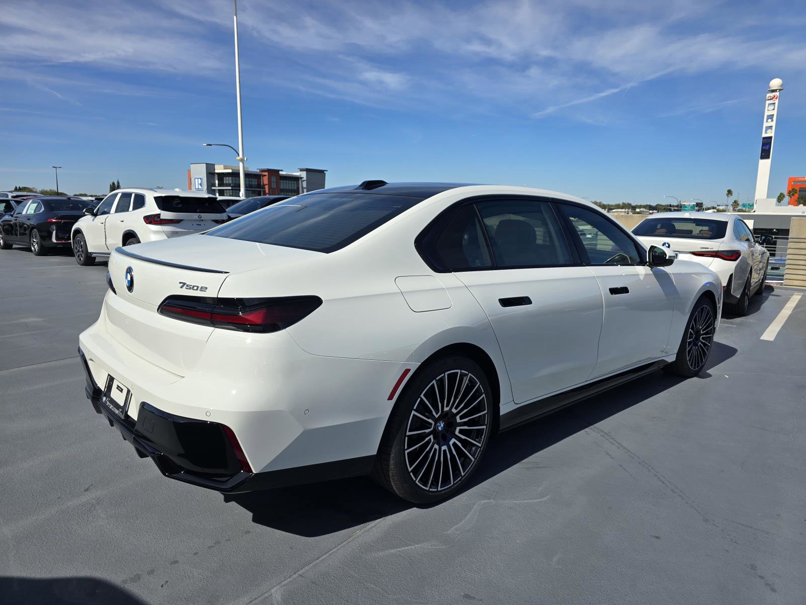 New 2026 BMW 750e xDrive image 3