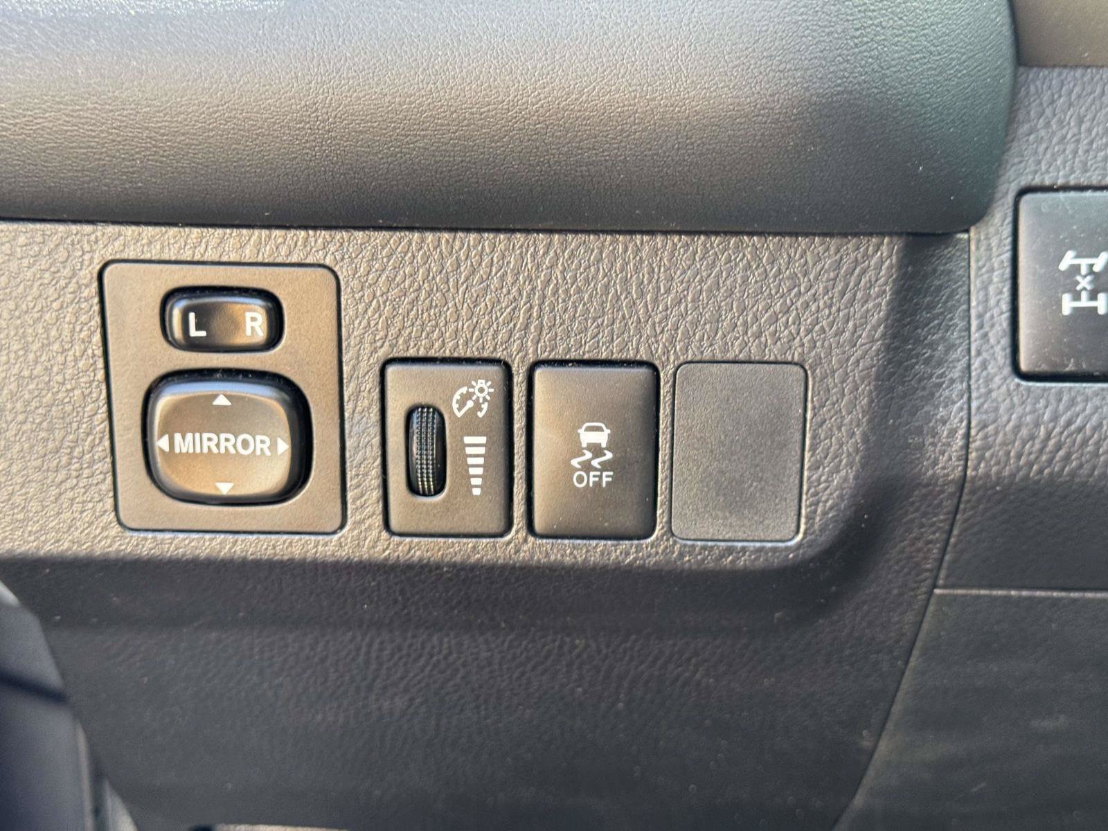 Used 2015 Toyota RAV4 XLE AWD/4WD image 16