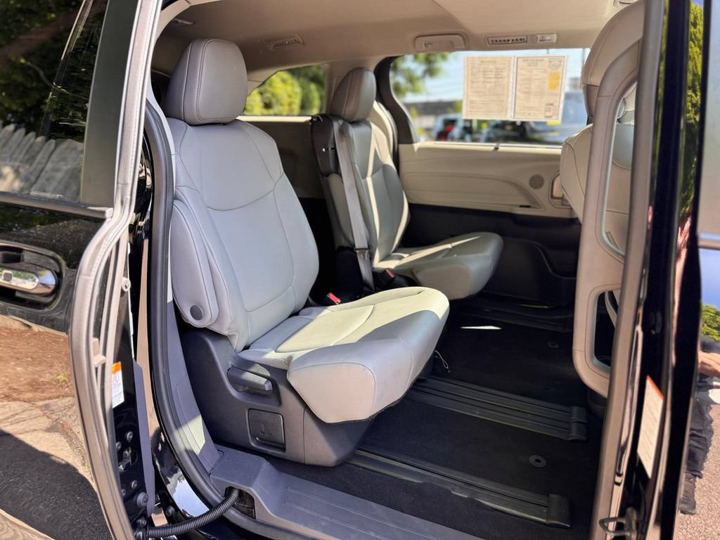 Used 2023 Toyota Sienna XLE FWD image 31