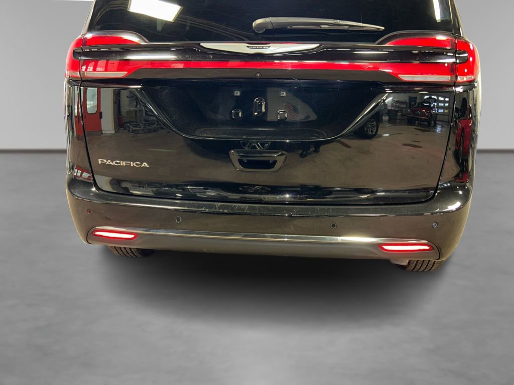 Used 2025 Chrysler Pacifica Select image 16
