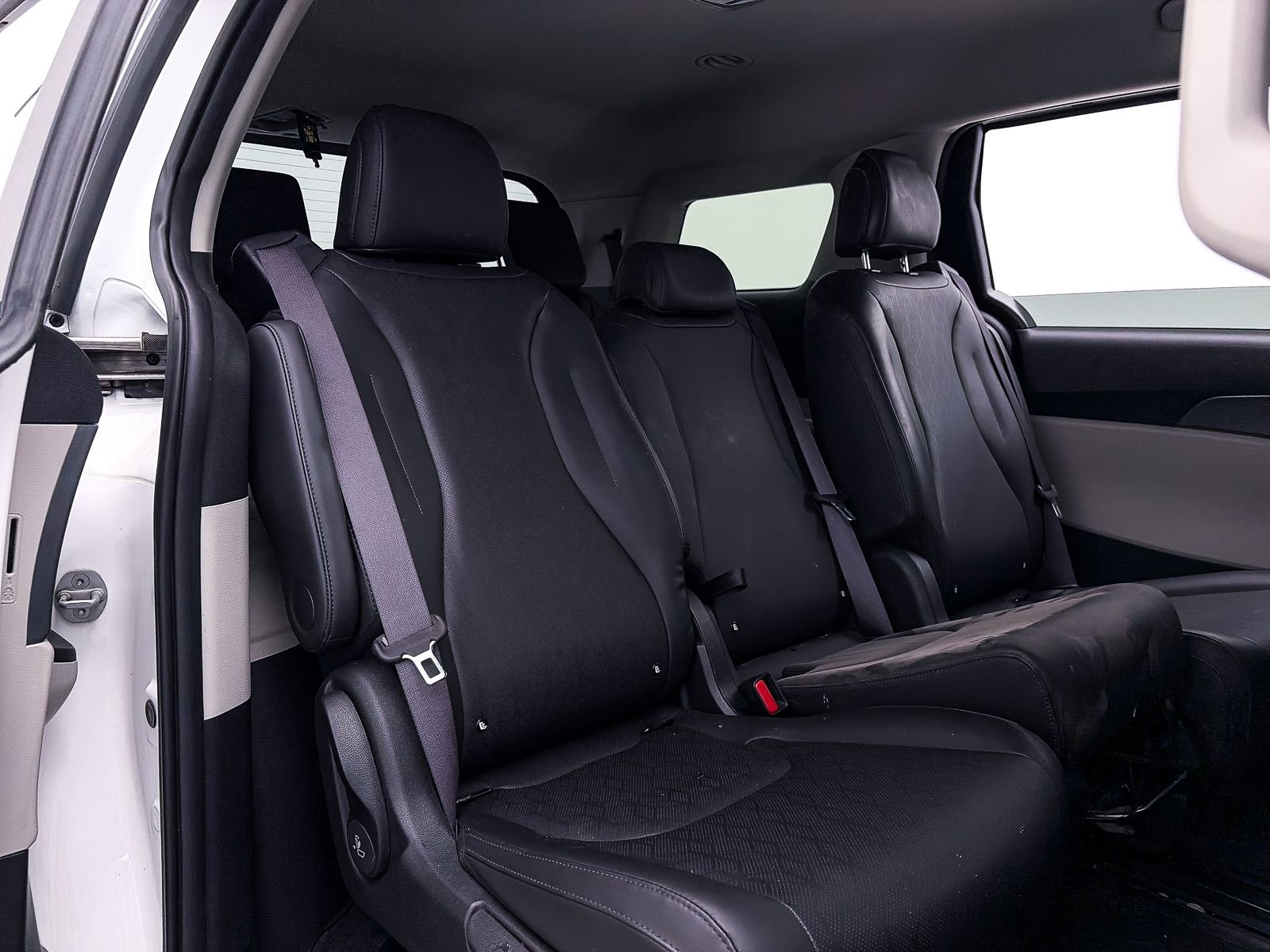 Used 2024 Kia Carnival LX image 32