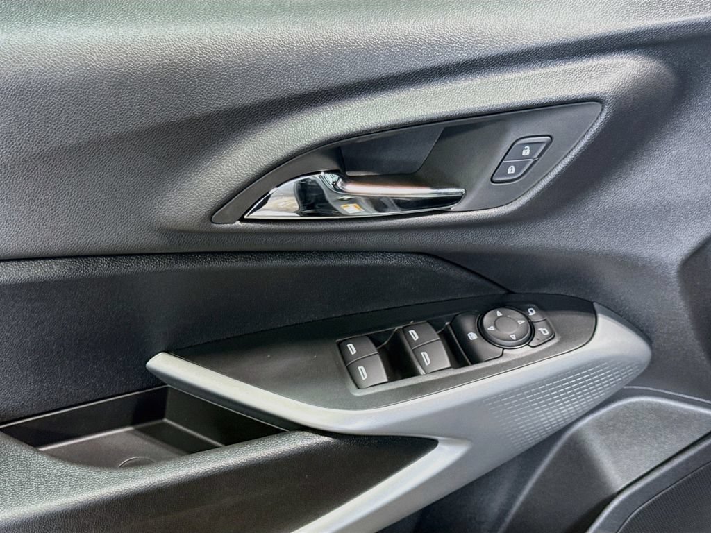 New 2026 Chevrolet Trax RS w/ Sunroof Package FWD image 17