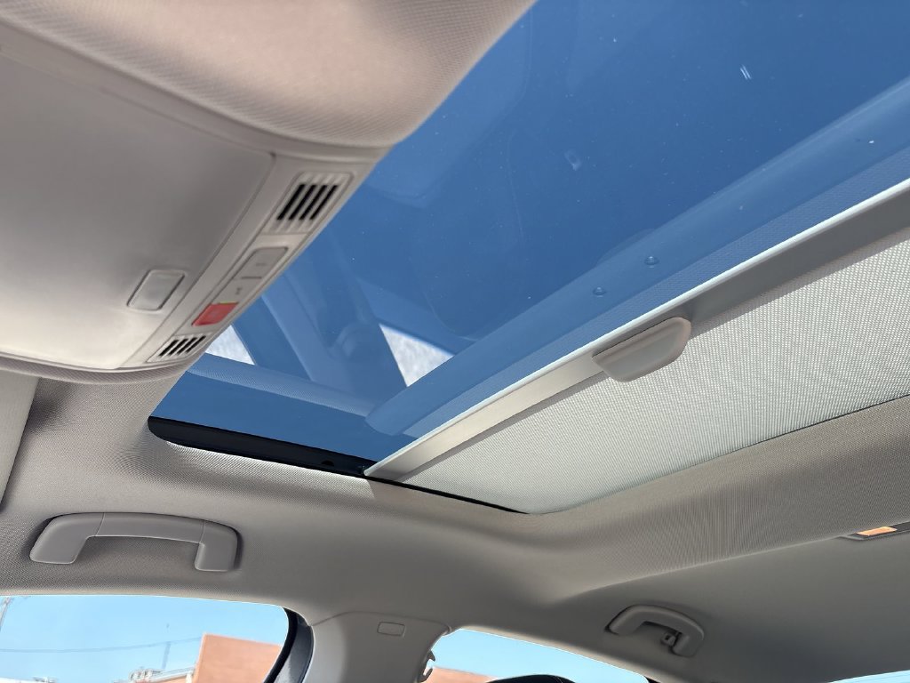 Used 2025 Volkswagen Jetta SE w/ Sunroof Package FWD image 20