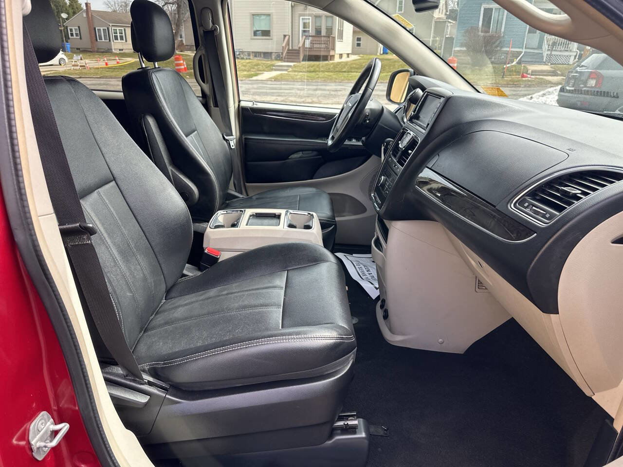 Used 2016 Chrysler Town & Country Touring image 25