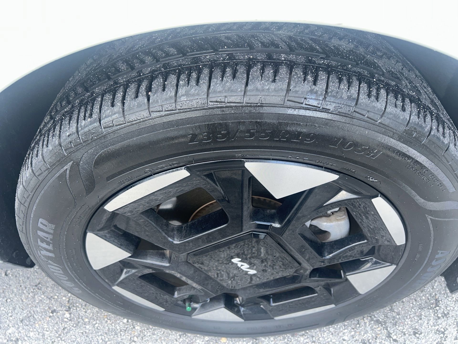 Used 2025 Kia Carnival EX image 9