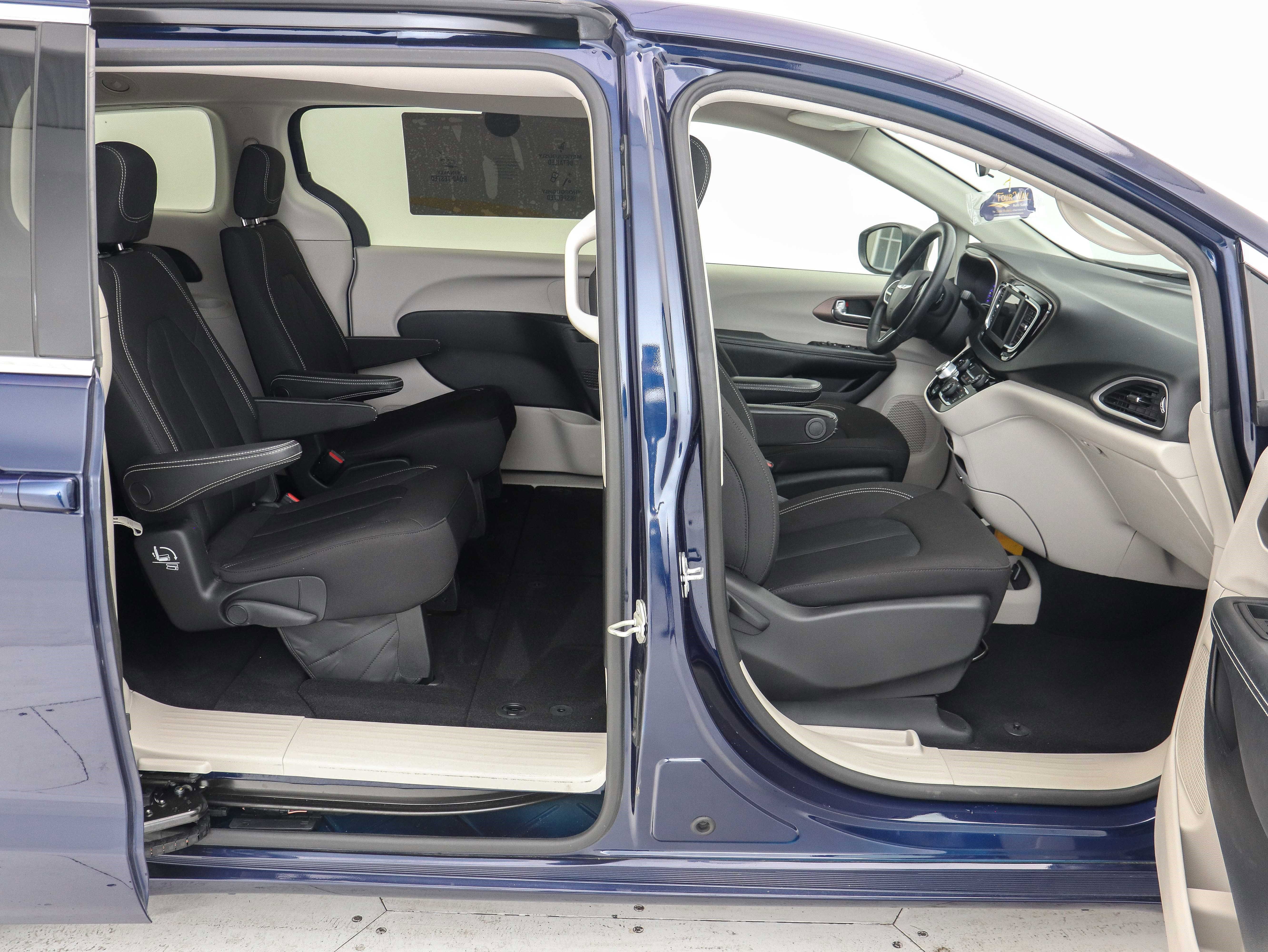 Used 2020 Chrysler Voyager LX image 13