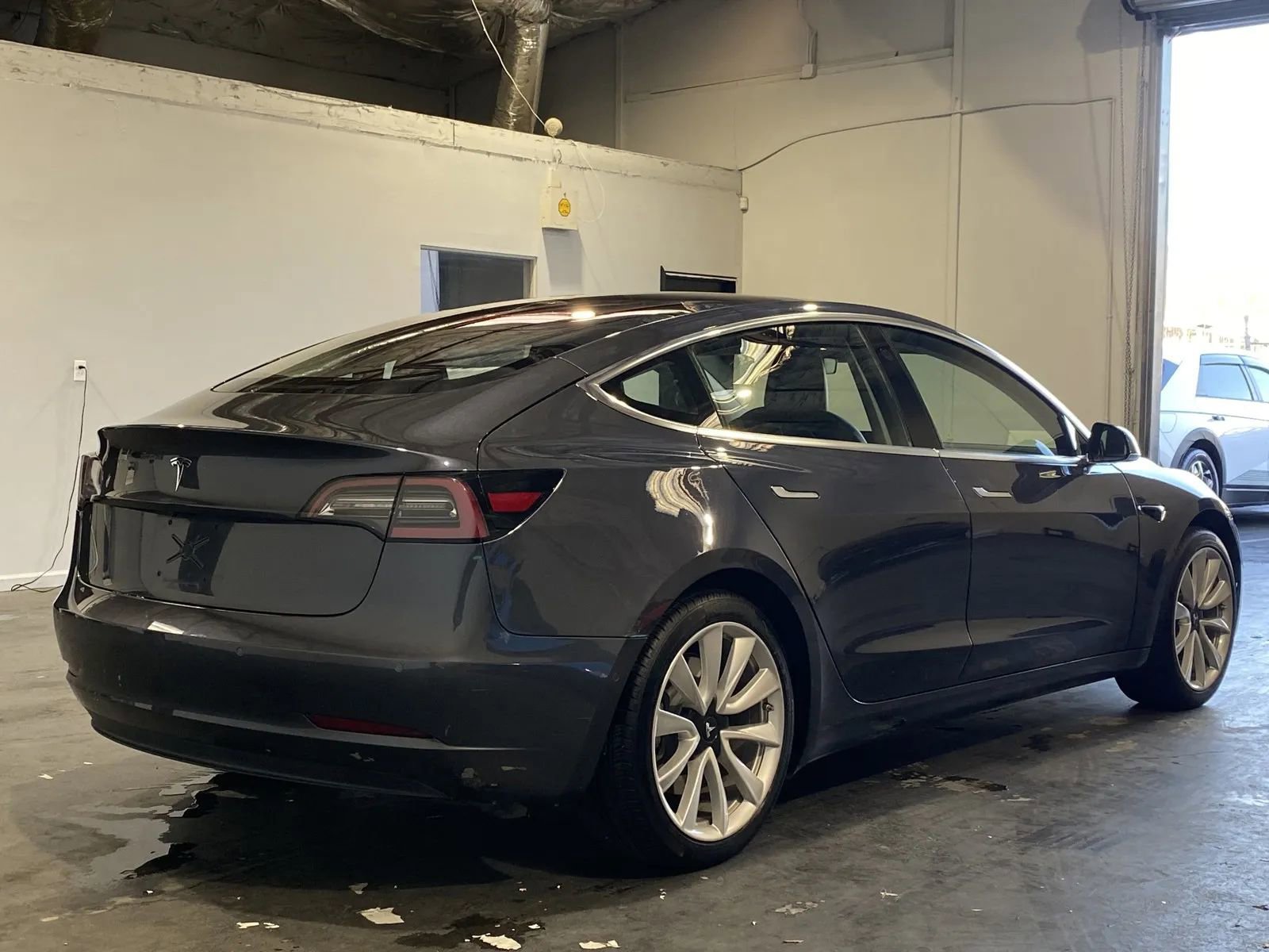 Used 2017 Tesla Model 3 Long Range RWD image 4