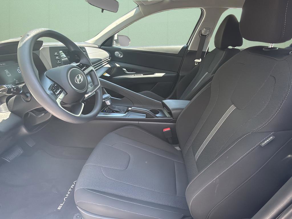 Used 2025 Hyundai Elantra SE FWD image 14