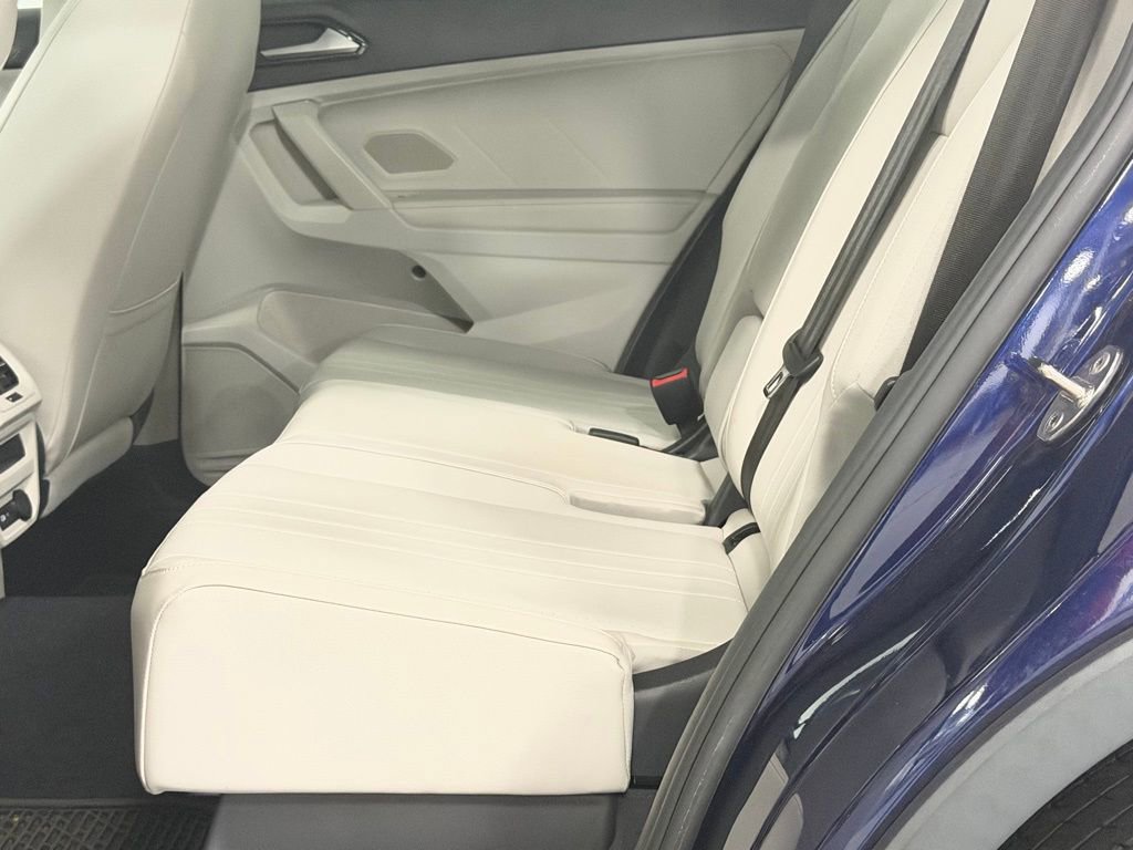 Used 2022 Volkswagen Tiguan SE w/ Panoramic Sunroof Package AWD/4WD image 23