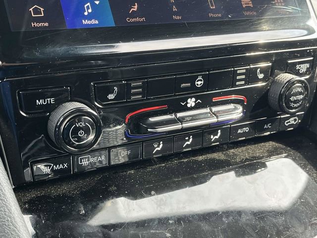 Used 2023 Jeep Grand Cherokee Limited w/ Black Appearance Package image 32