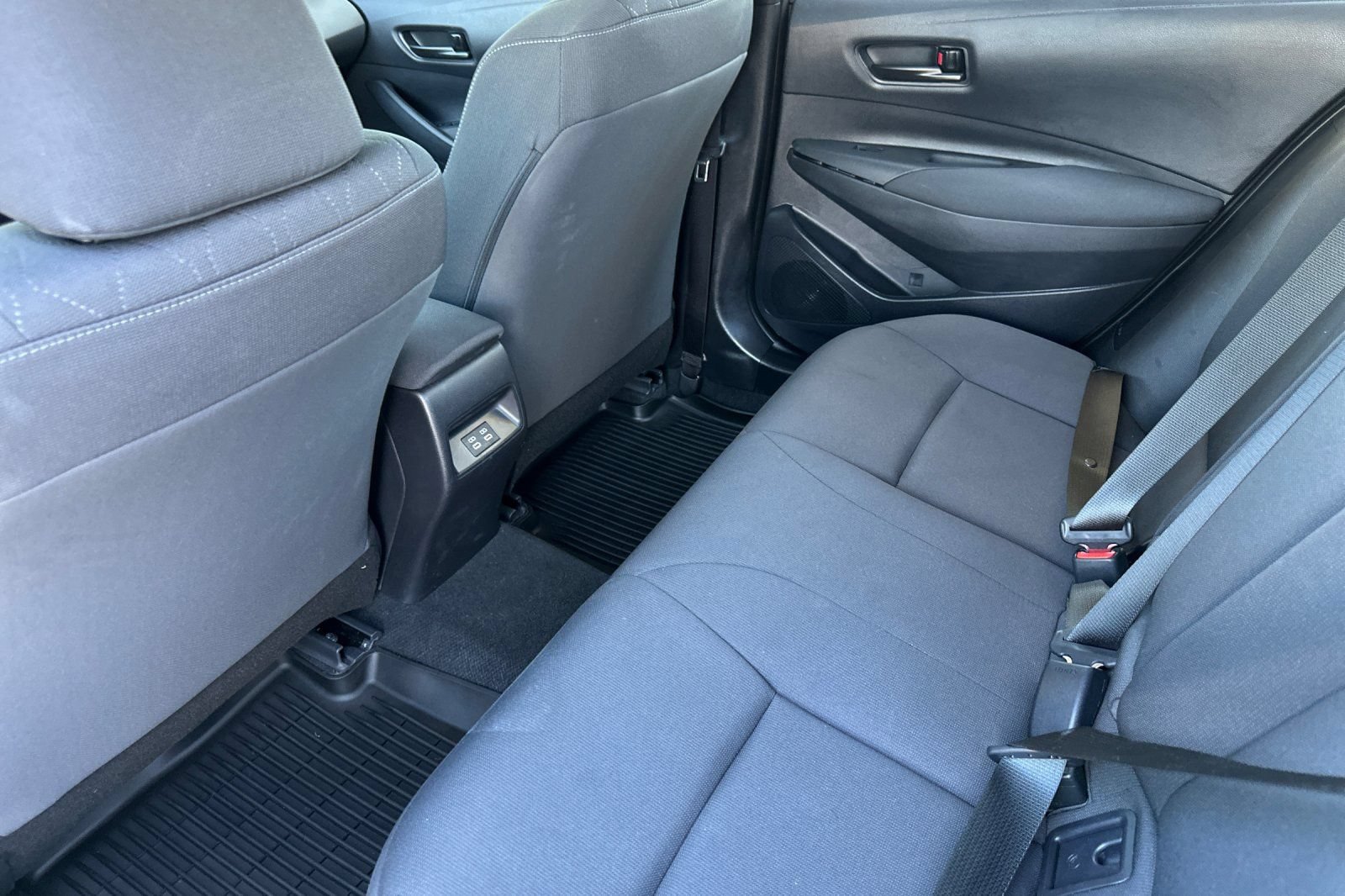 Used 2025 Toyota Corolla LE FWD image 12