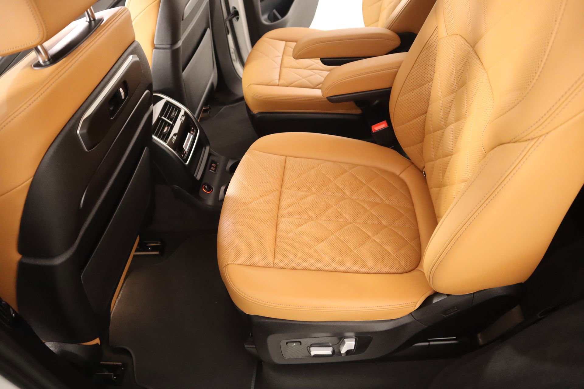 Used 2024 BMW X7 xDrive40i w/ Executive Package image 13