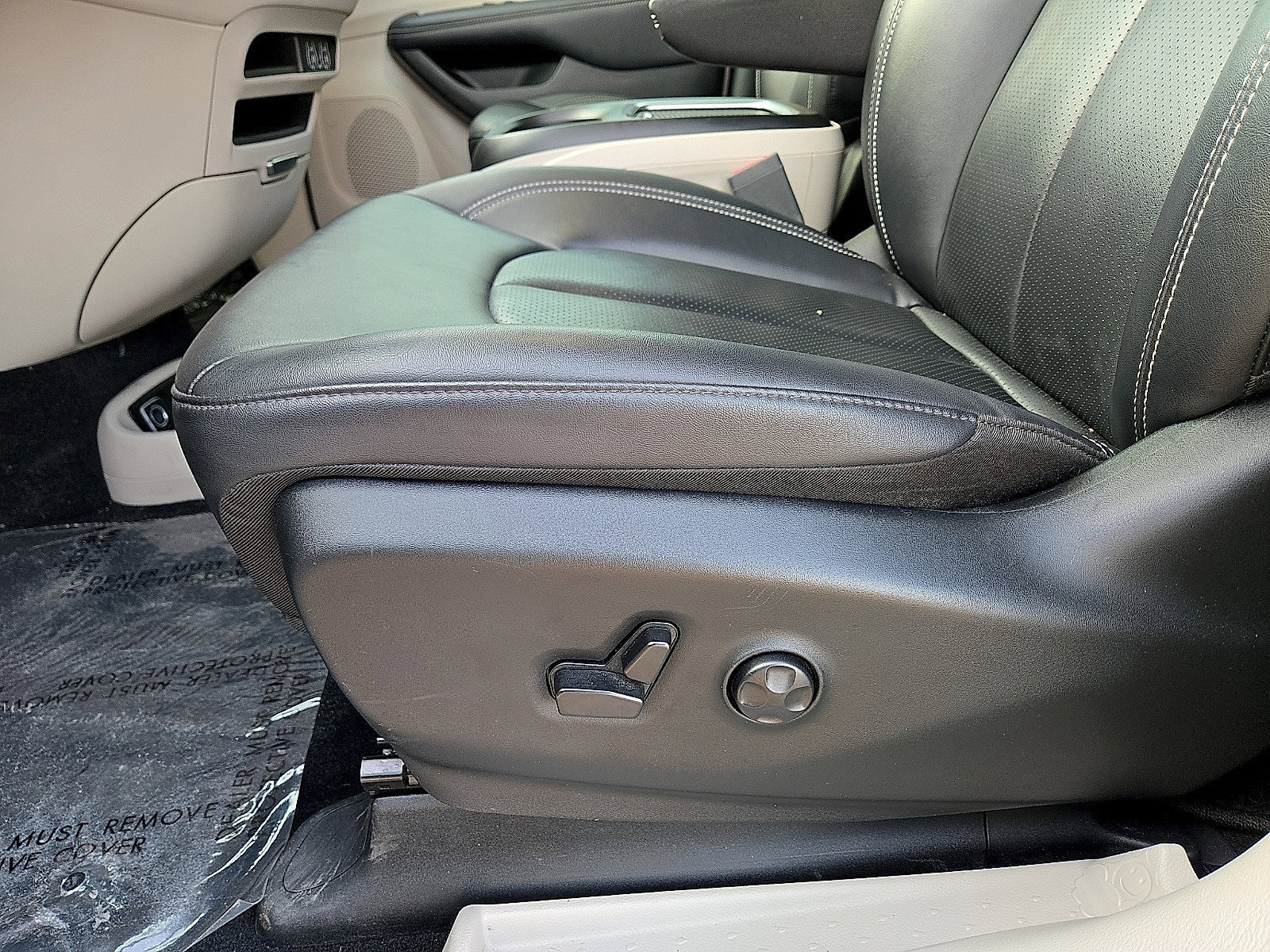 Used 2024 Chrysler Pacifica Limited FWD image 25