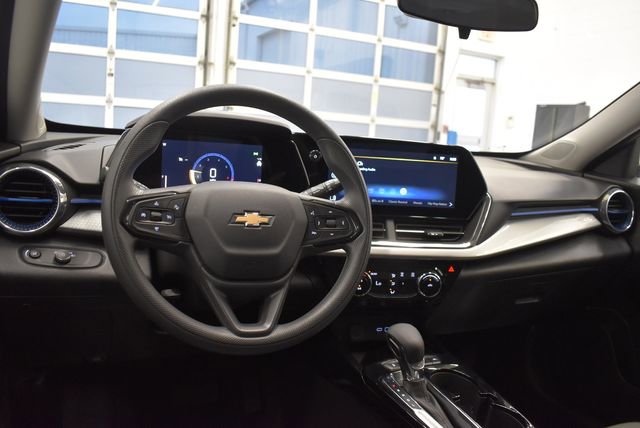 Used 2025 Chevrolet Trax LT FWD image 23