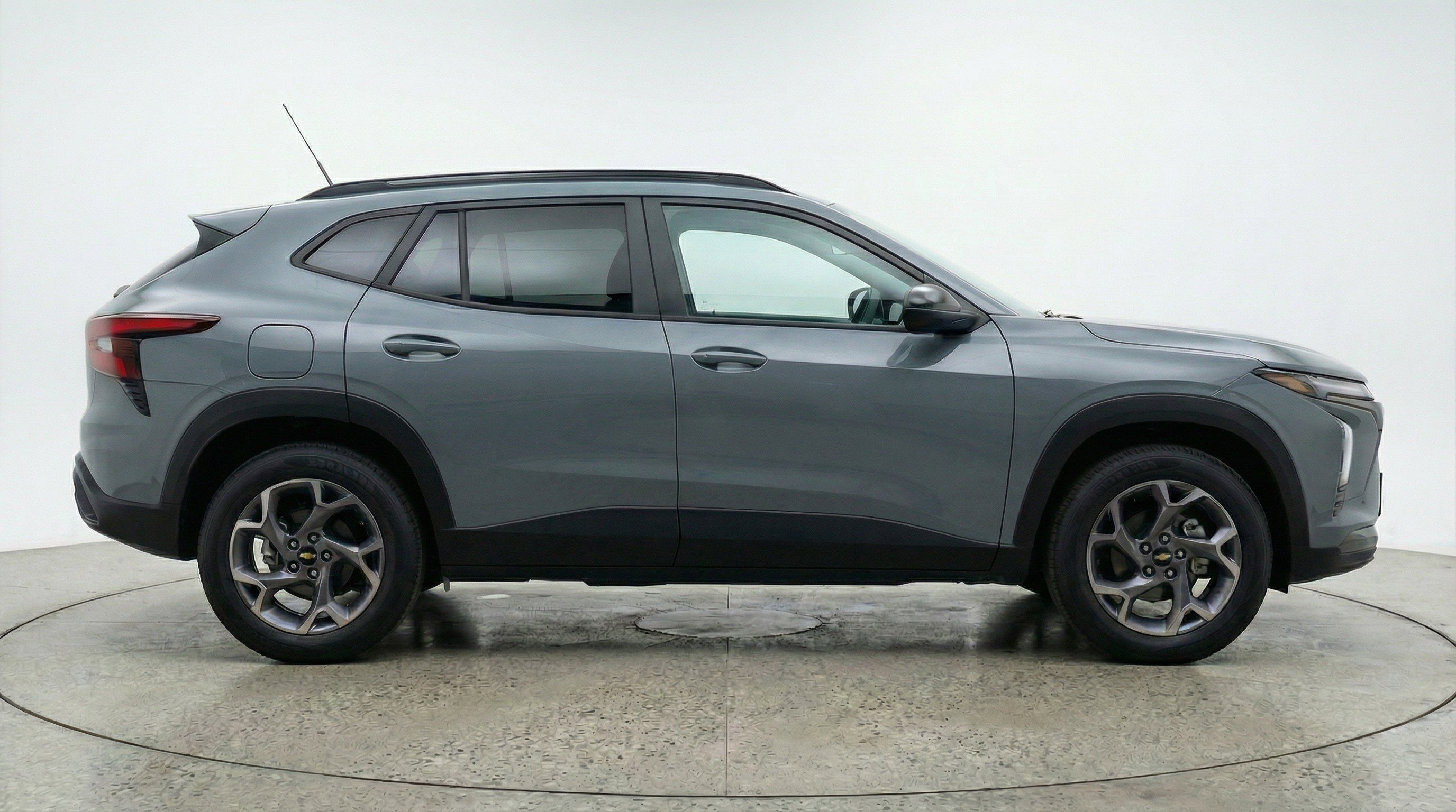 Used 2025 Chevrolet Trax LT FWD image 11