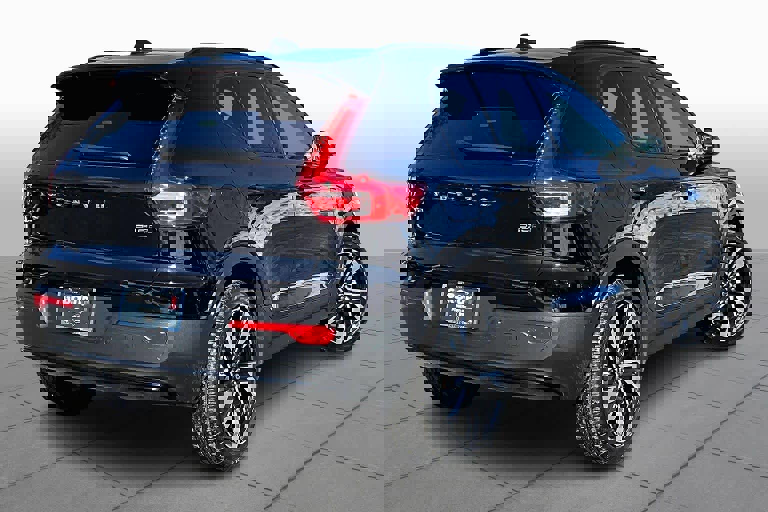 Used 2023 Volvo XC40 B5 Plus w/ Driver Assist Package image 13