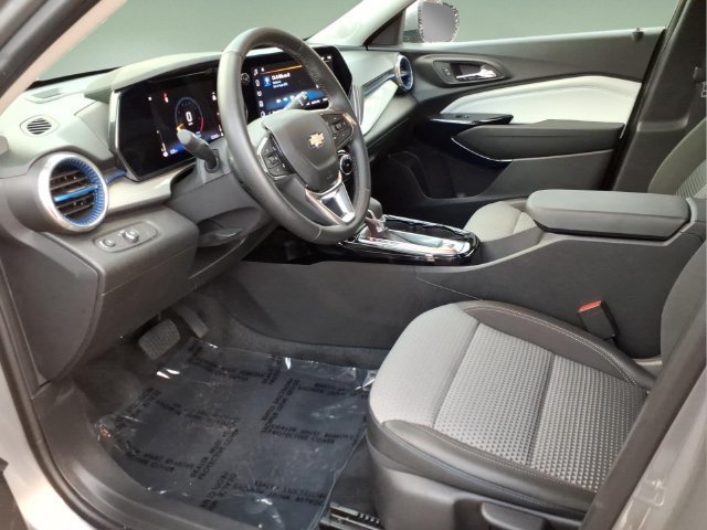 Used 2025 Chevrolet Trax LT w/ Driver Confidence Package FWD image 11
