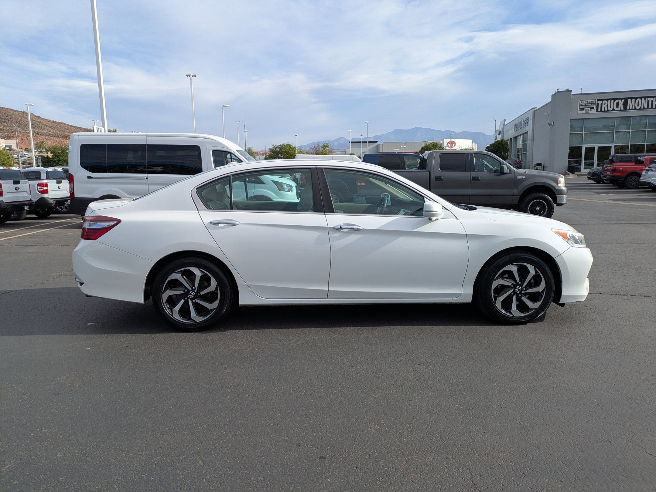 Used 2016 Honda Accord EX image 2