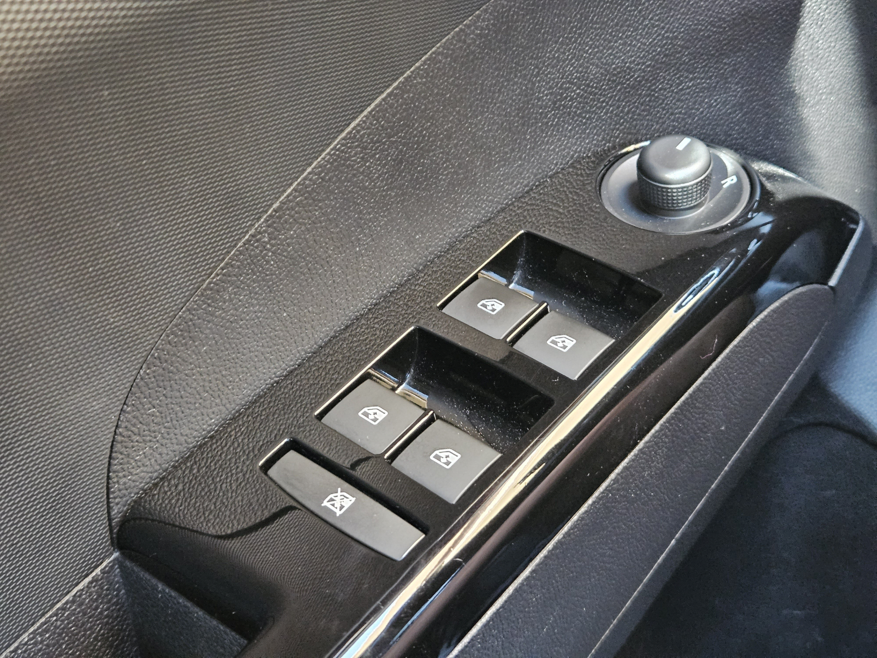 Used 2015 Chevrolet Sonic RS w/ Advanced Safety Package FWD image 25
