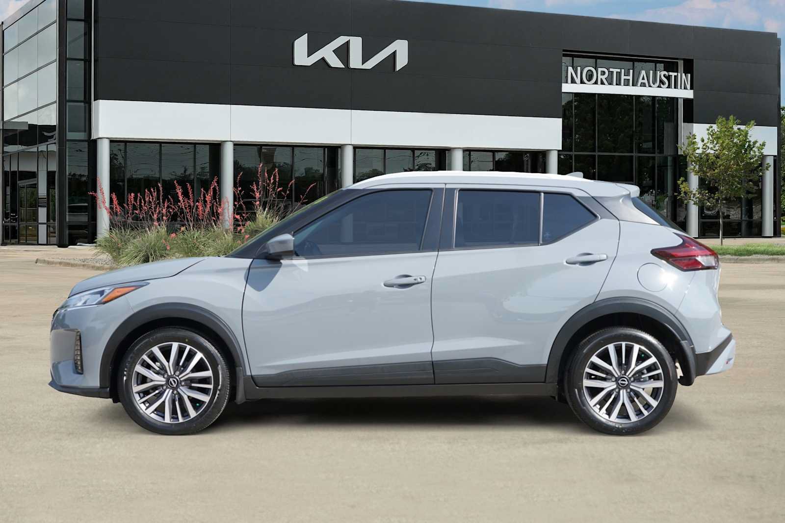 Used 2024 Nissan Kicks SV FWD image 3
