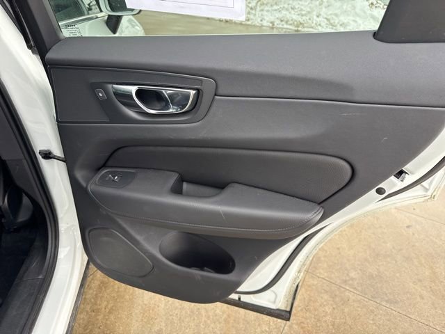 Used 2022 Volvo XC60 B5 Momentum image 30