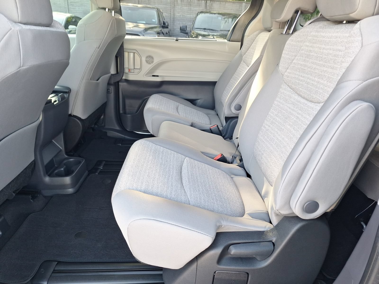 Used 2024 Toyota Sienna LE FWD image 28