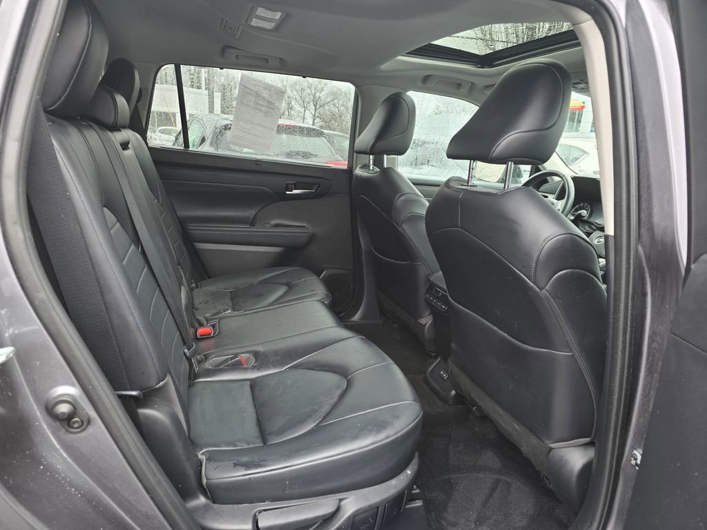 Used 2022 Toyota Highlander XLE AWD/4WD image 13