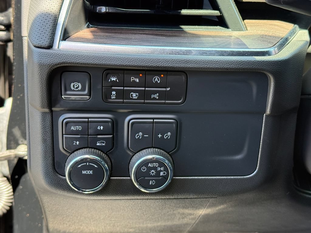 Used 2025 Chevrolet Tahoe Premier AWD/4WD image 23