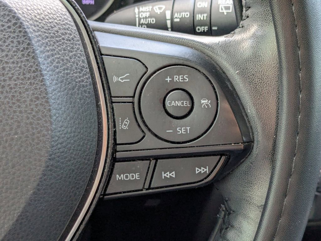 Used 2021 Toyota RAV4 XLE Premium image 30