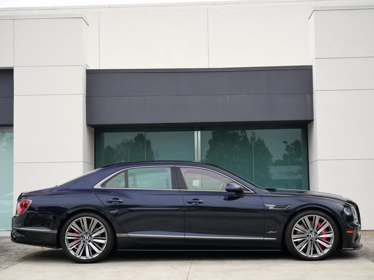 Used 2025 Bentley Flying Spur Plug-In Hybrid AWD/4WD image 5