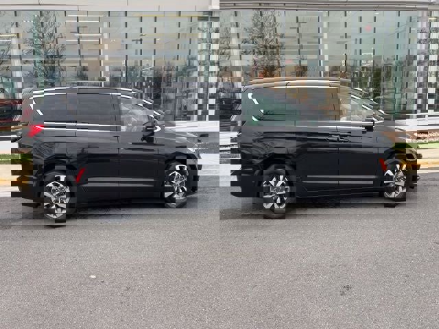 Used 2023 Chrysler Pacifica Touring-L image 9