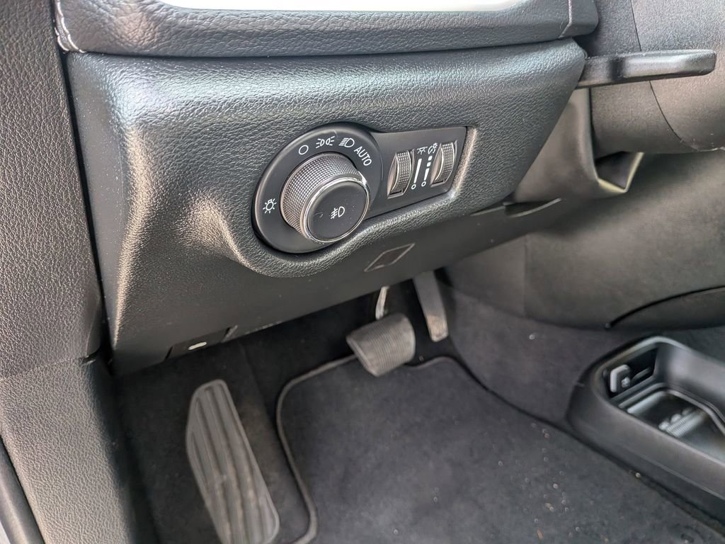 Used 2025 Chrysler Pacifica Select image 15