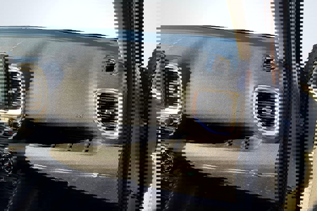 Used 2024 Hyundai Venue SE image 17