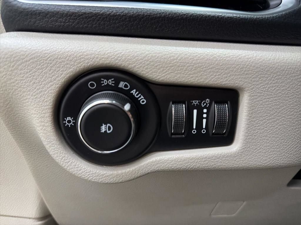 Used 2020 Chrysler Pacifica Limited FWD image 61