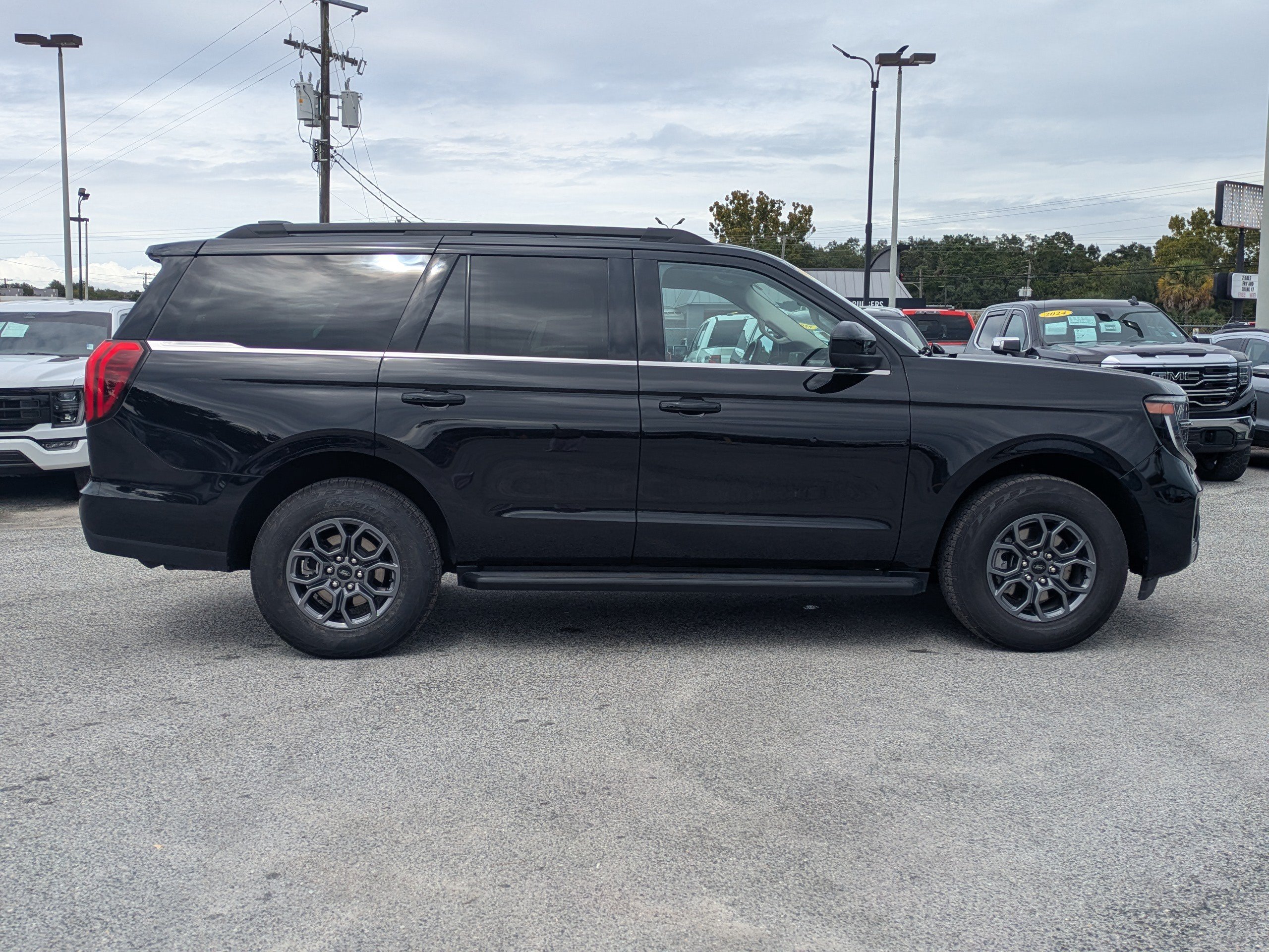 Used 2025 Ford Expedition Active RWD image 3