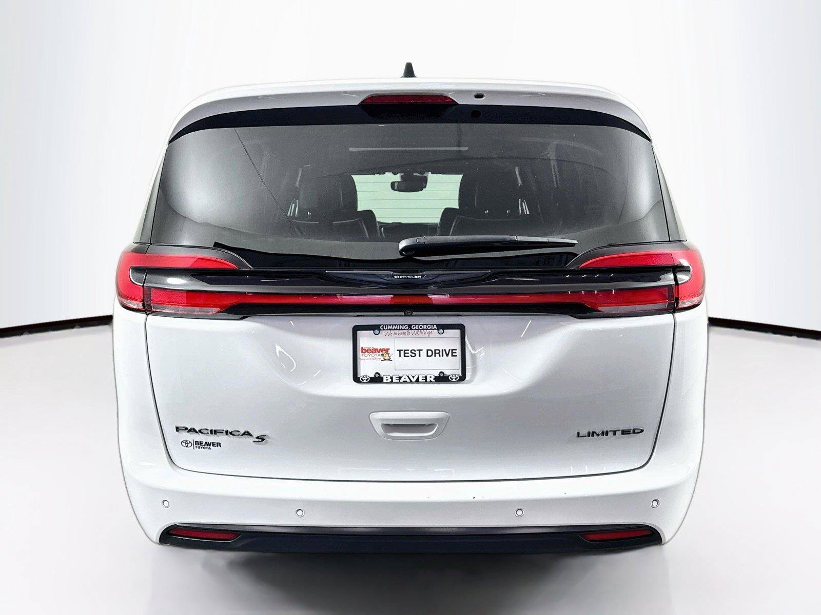 Used 2025 Chrysler Pacifica Limited FWD image 12