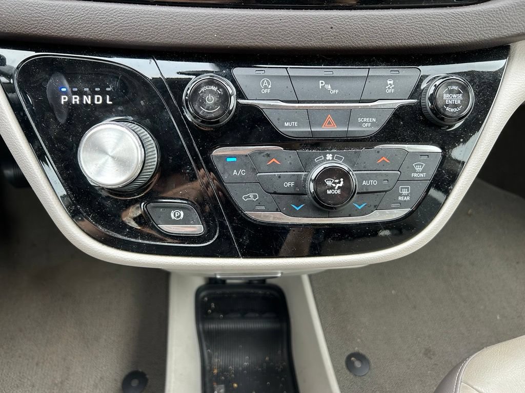 Used 2019 Chrysler Pacifica Touring-L FWD image 28