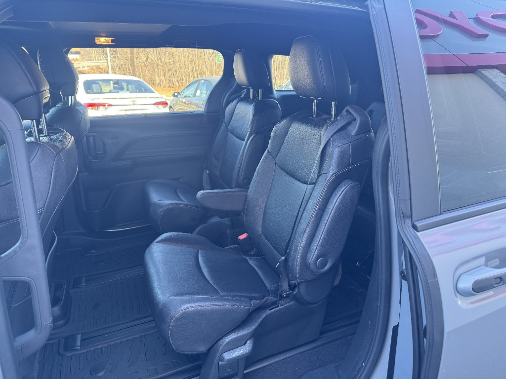 Used 2025 Toyota Sienna XLE Woodland Edition image 9