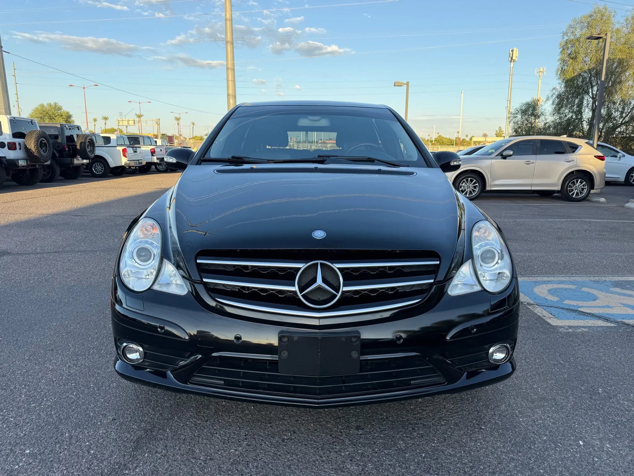 Used 2010 Mercedes-Benz R 350 4MATIC w/ Premium 1 Pkg image 3