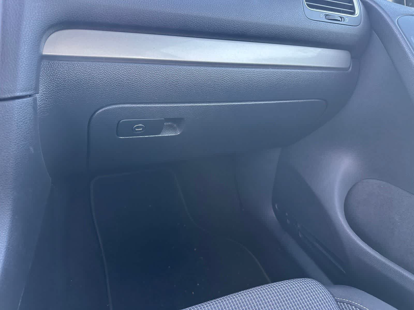 Used 2014 Volkswagen Golf 4-Door FWD image 20