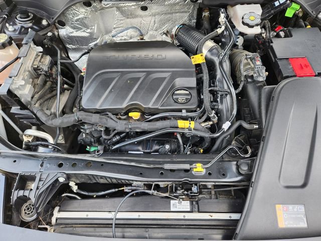 Used 2025 Chevrolet Trax RS w/ Sunroof Package FWD image 32